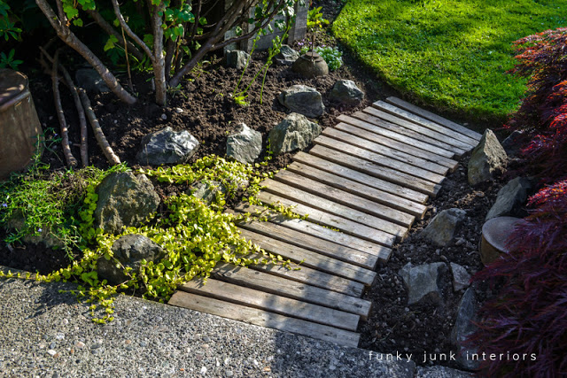 pallet-wood-garden-walkway